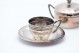 Conjunto de chávena de café com pires e açucareiro em prata